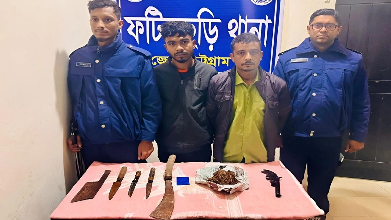 অস্ত্র ও মাদকসহ দুই যুবক আটক