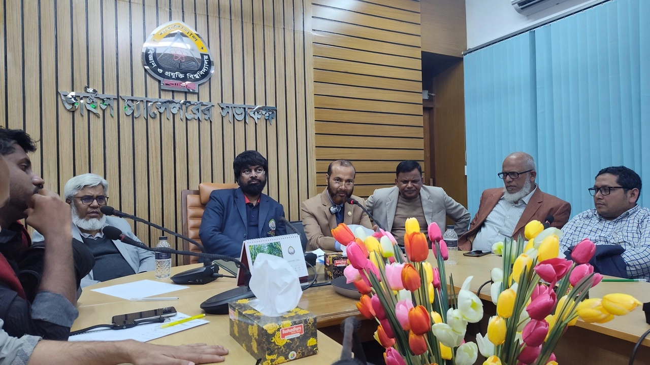 শিক্ষার্থীরা প্রশাসনিক ভবনের তালা খুলে তাদের অবস্থান কর্মসূচি