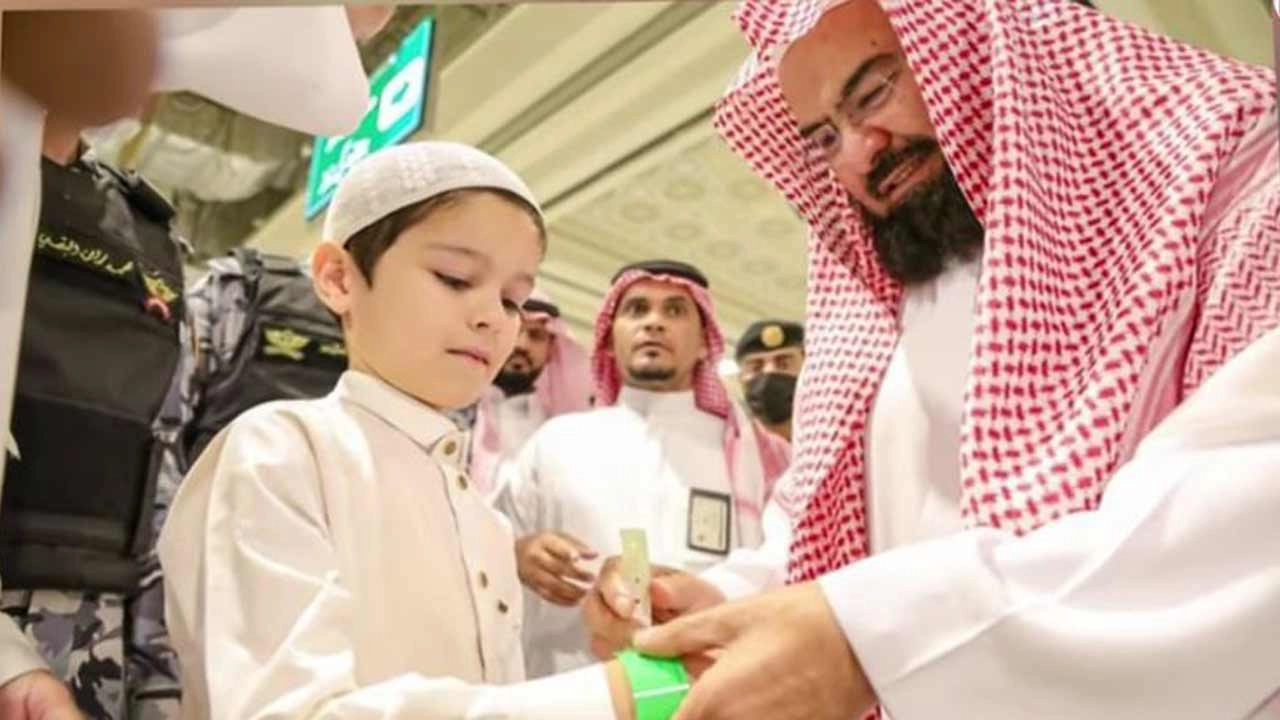 শিশু ও বয়স্কদের জন্য বিনামূল্যে সেফটি রিস্টব্যান্ড বিতরণ