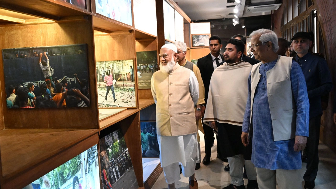 জুলাই গণ-অভ্যুত্থান স্মৃতি জাদুঘর পরিদর্শনে প্রধান উপদেষ্টা 