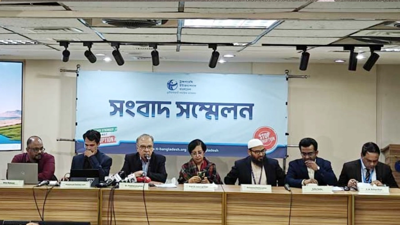 সংবাদ সম্মেলনে টিআইবির নির্বাহী পরিচালক ড. ইফতেখারুজ্জামান