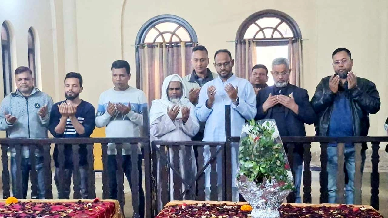 মজলুম জননেতা মাওলানা আবদুল হামিদ খান ভাসানীর কবর জিয়ারত করলেন সুলতান সালাউদ্দিন টুকু