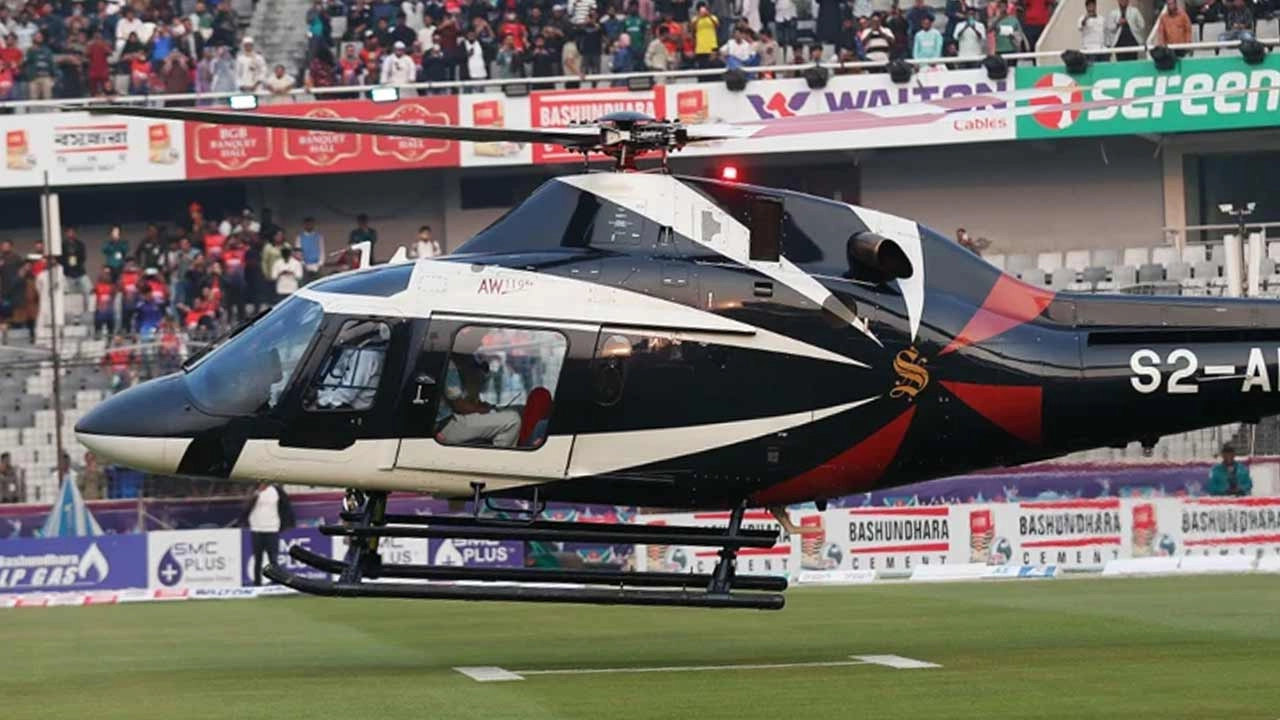 এই হেলিকপ্টার দিয়েই মাঠে নেমেছে বিপিএলের ট্রফি