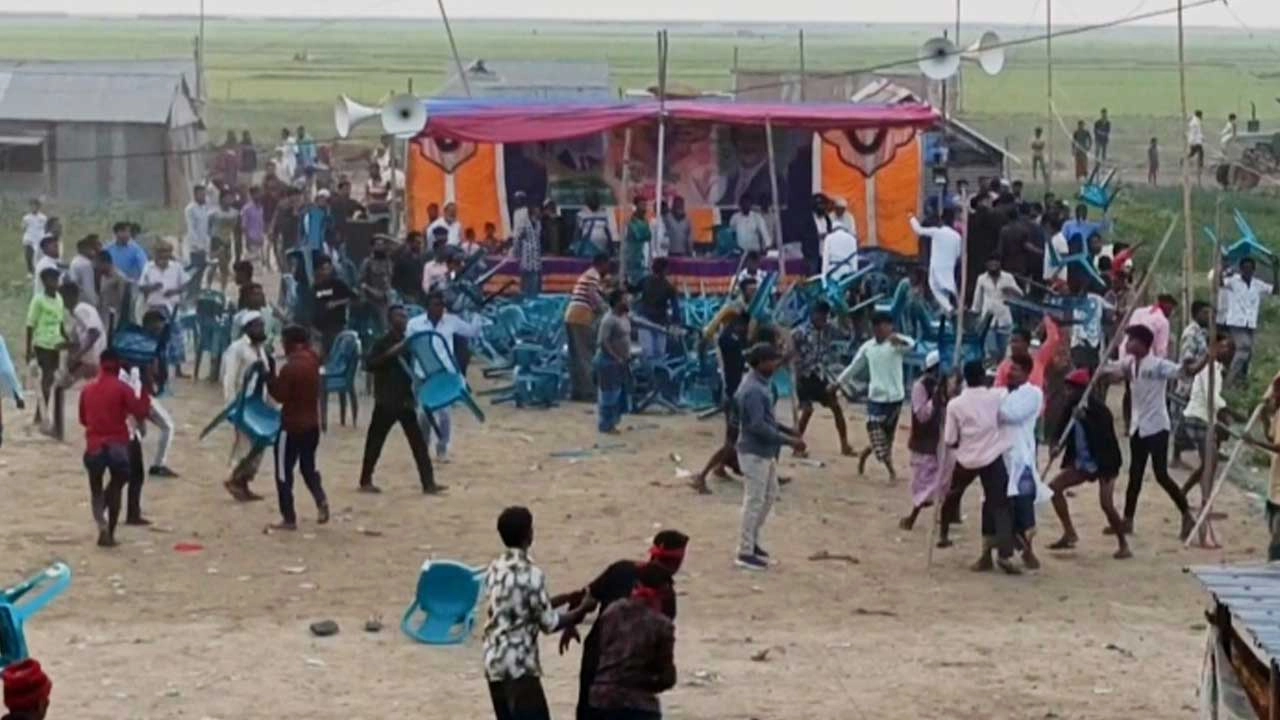 নির্বাচনী জনসভায় চেয়ারে বসাকে কেন্দ্র করে বিএনপি ও যুবদলের নেতাকর্মীদের মধ্যে সংঘর্ষ
