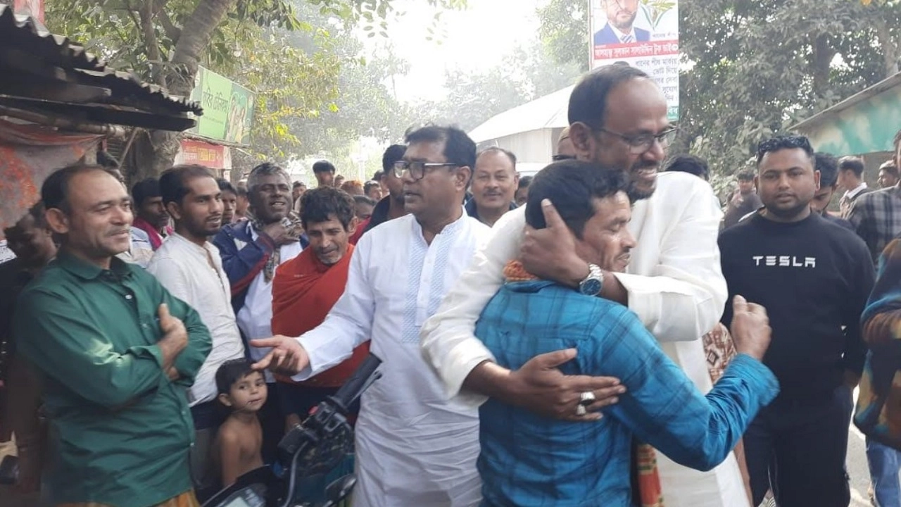 গণসংযোগে ব্যস্ত সুলতান সালাউদ্দিন টুকু