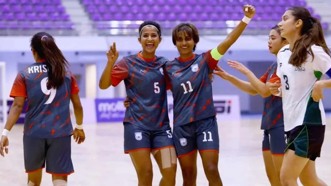 মালদ্বীপকে হারয়ে সাফ উইমেন’স ফুটসালের প্রথম শিরোপা জিতল বাংলাদেশ।