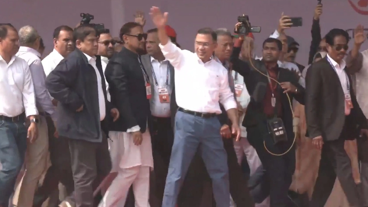 চট্টগ্রামের পলোগ্রাউন্ডে মহাসমাবেশের মঞ্চে তারেক রহমান