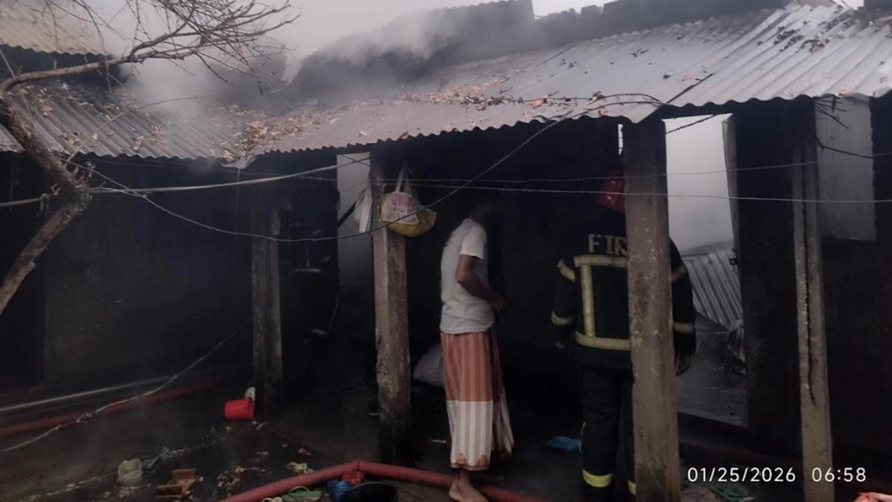 বসত বাড়ীতে অগ্নিকান্ড