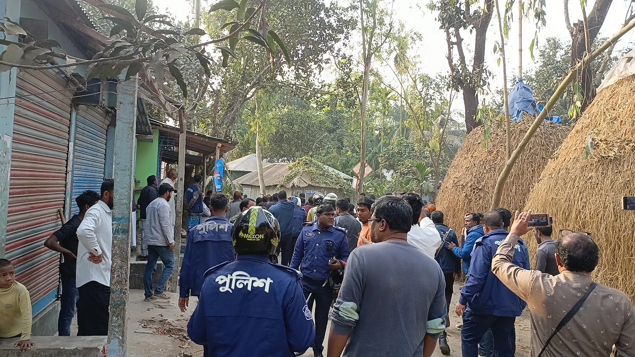 সংঘর্ষ ঠেকাতে পুলিশ মোতায়েন