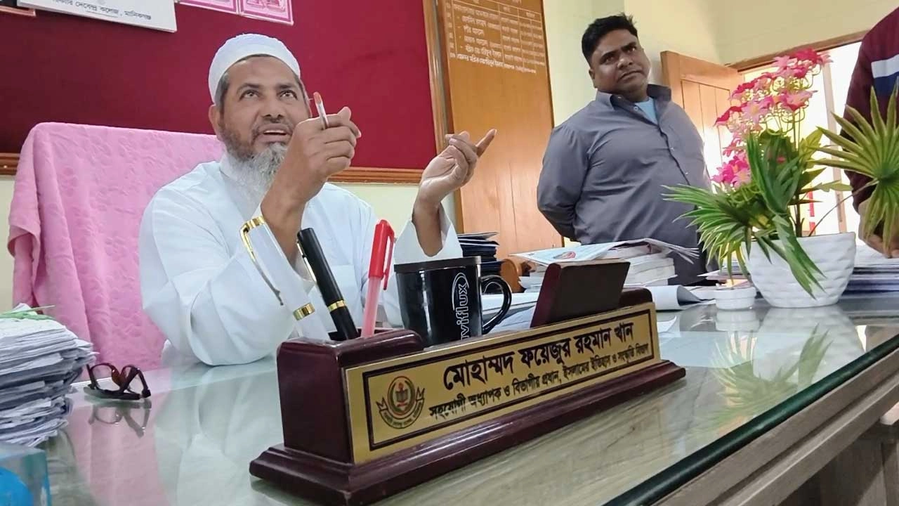 শিক্ষার্থীদের প্রশ্নের মুখে পড়েছেন বিভাগীয় প্রধান মোহাম্মদ ফয়েজুর রহমান খা