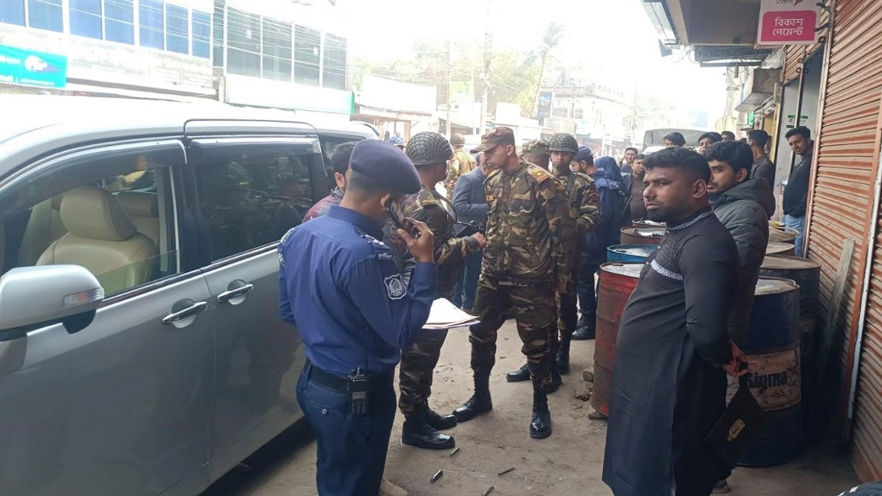 মেহেরপুর জেলা জামায়াত ইসলামীর আমিরের প্রাইভেট গাড়ি থেকে দেশীয় অস্ত্রসহ ৩ জন আটক