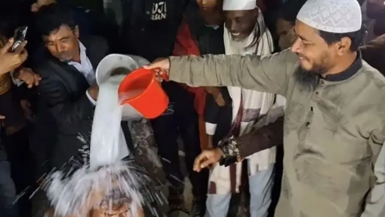 জালাল হাওলাদার দুধ দিয়ে গোসল করান জামায়াত নেতা শফিকুল ইসলাম মাসুদ