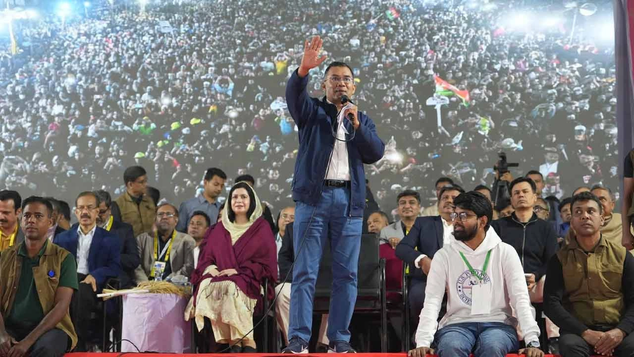 নির্বাচনী জনসভায় বক্তব্য রাখেন বিএনপির চেয়ারম্যান তারেক রহমান