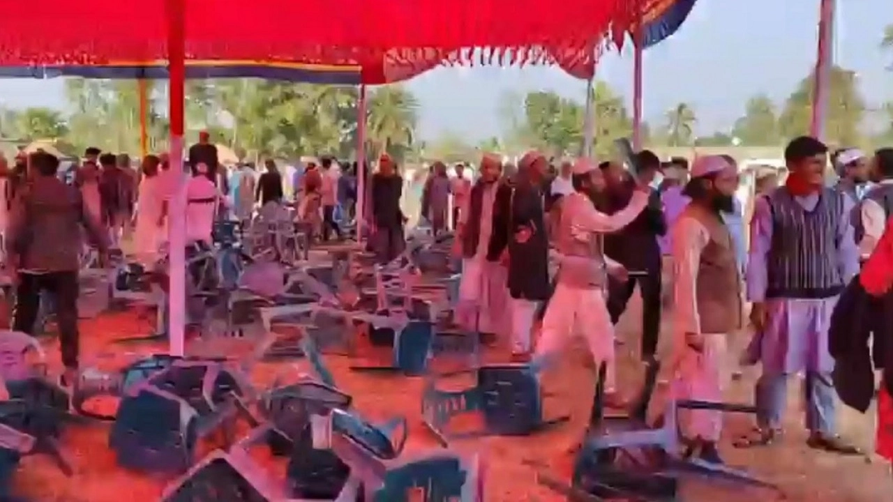 শেরপুর-৩ (শ্রীবরদী-ঝিনাইগাতী) আসনে ইশতেহার মঞ্চে চেয়ারে বসাকে কেন্দ্র করে দু’ গ্রুপের সংঘর্ষ