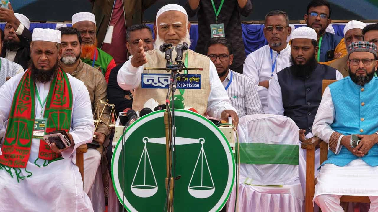 নির্বাচনী জনসভায় বক্তব্য রাখেন জামায়াতে ইসলামীর আমির ডা. শফিকুর রহমান