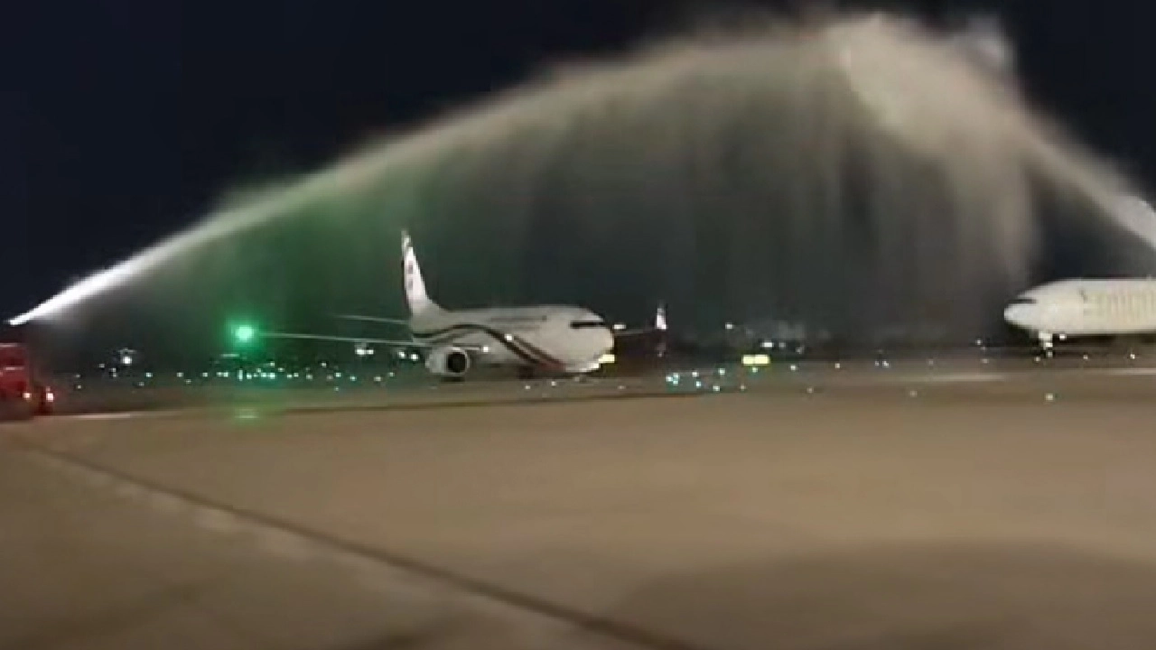 ঐতিহ্যবাহী ওয়াটার ক্যানন স্যালুট জানানো হচ্ছে বাংলাদেশ বিমানের একটি ফ্লাইটকে