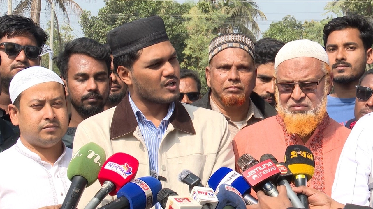 শুক্রবার (৩০ জানুয়ারি) দুপুরে কুষ্টিয়ার কুমারখালীর কয়া ইউনিয়নের রায়ডাঙ্গা গ্রামে শহীদ আবরার ফাহাদের কবর জিয়ারত করেন আবিদুল ইসলাম