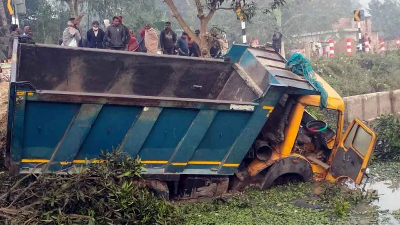 মহাদেবপুরে ড্রাম ট্রাকের চাপায় ৫ জন নিহত