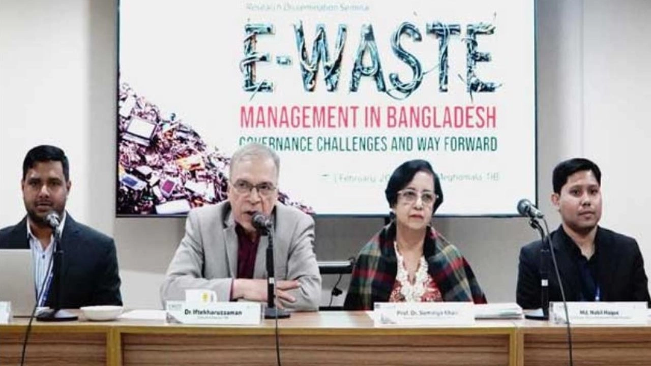 সংবাদ সম্মেলনে টিআইবির নির্বাহী পরিচালক ড. ইফতেখারুজ্জামান