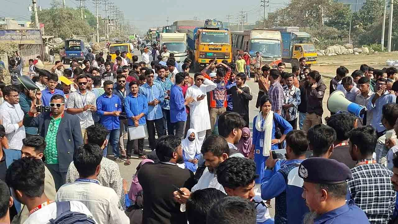৪ দফা দাবিতে নরসিংদী পলিটেকনিক শিক্ষার্থীদের ঢাকা-সিলেট মহাসড়ক অবরোধ