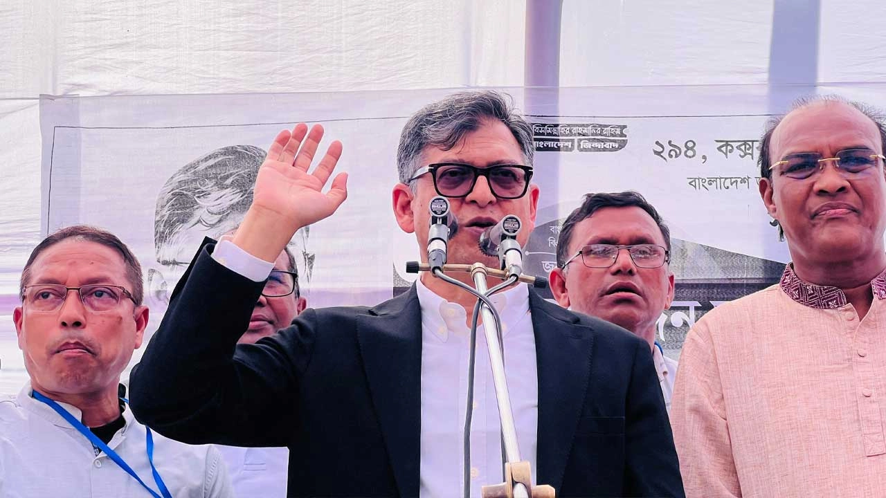 নির্বাচনী পথসভায় বক্তব্য রাখেন বিএনপির জাতীয় স্থায়ী কমিটির সদস্য ও কক্সবাজার-১ আসনের প্রার্থী সালাহউদ্দিন আহমদ