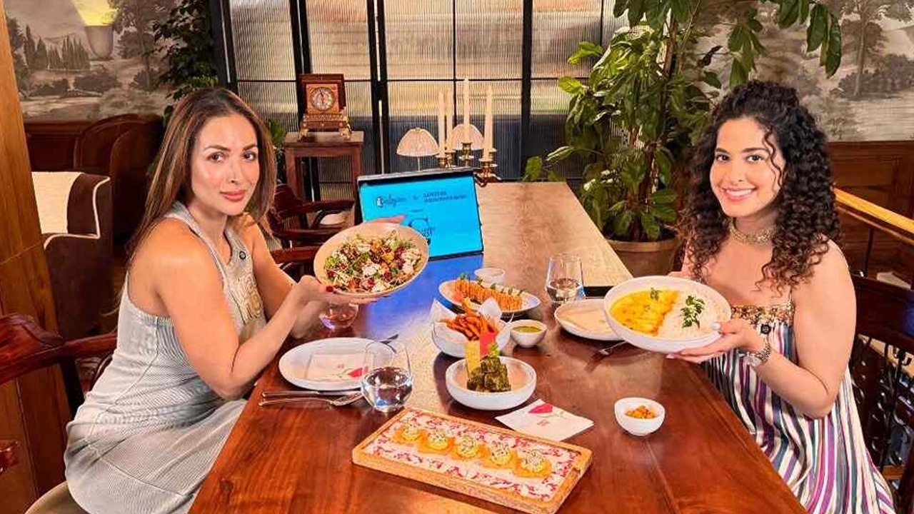 চড়া মূল্যে খিচুড়ি বিক্রি করে আলোচনায় মালাইকা 