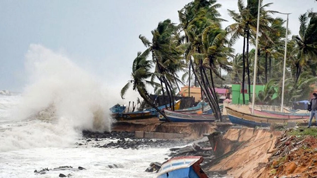 তীব্র ঘূর্ণিঝড়ের আভাস