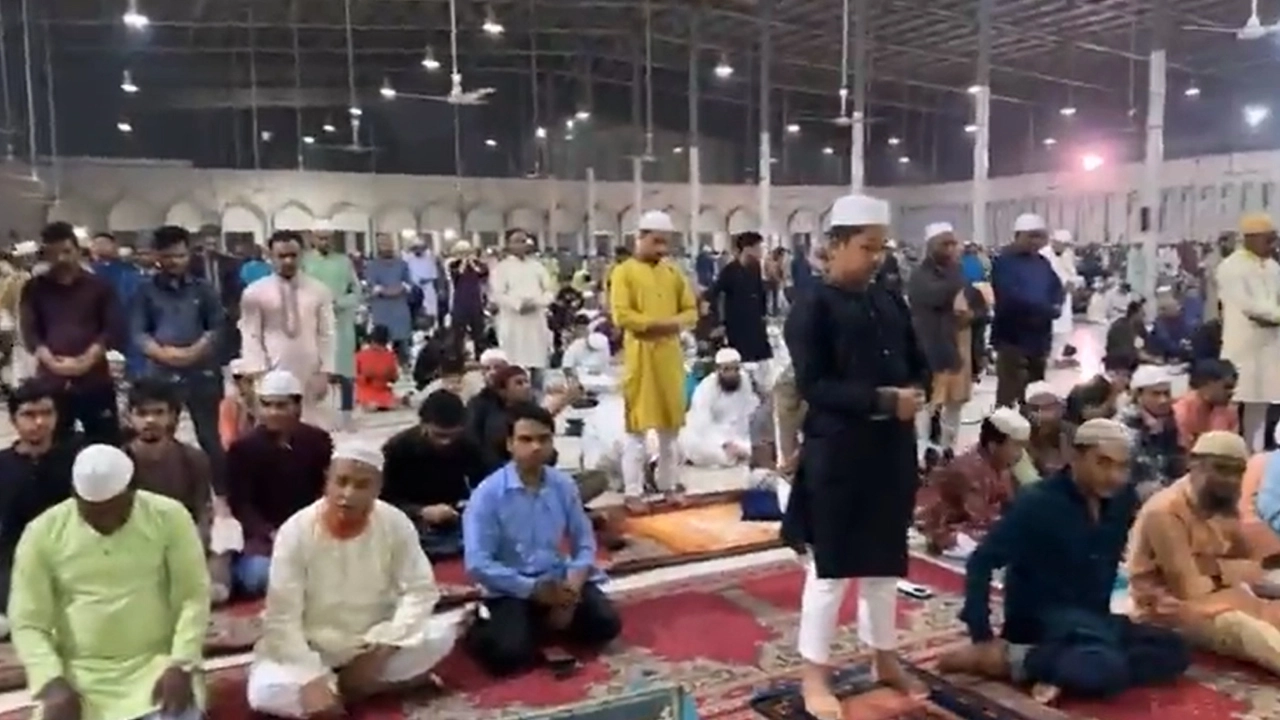 শবে বরাতে বায়তুল মোকাররমে মুসল্লিদের ঢল