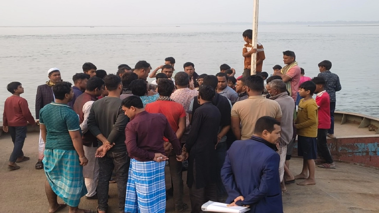 দৌলতদিয়া ফেরিঘাটে নদীতে পড়ে যুবক নিখোঁজ