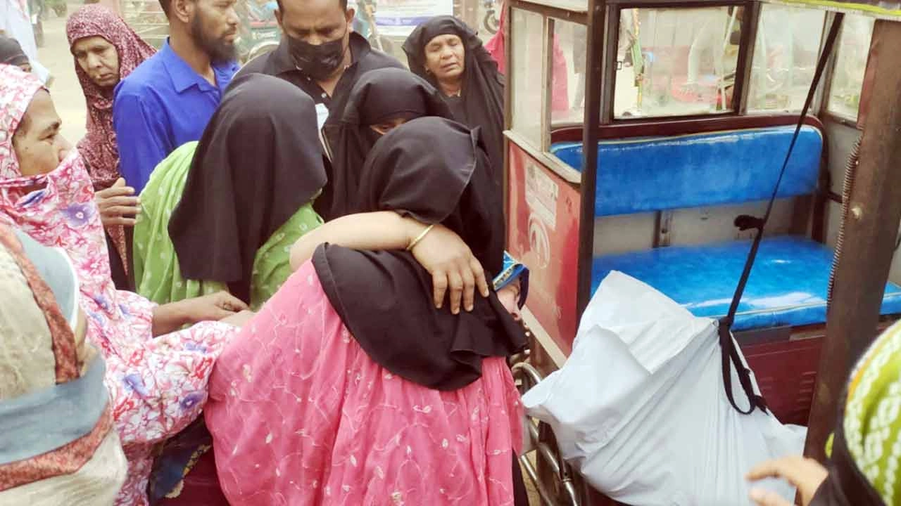 নিহত স্কুলছাত্রের স্বজনদের আহাজারি