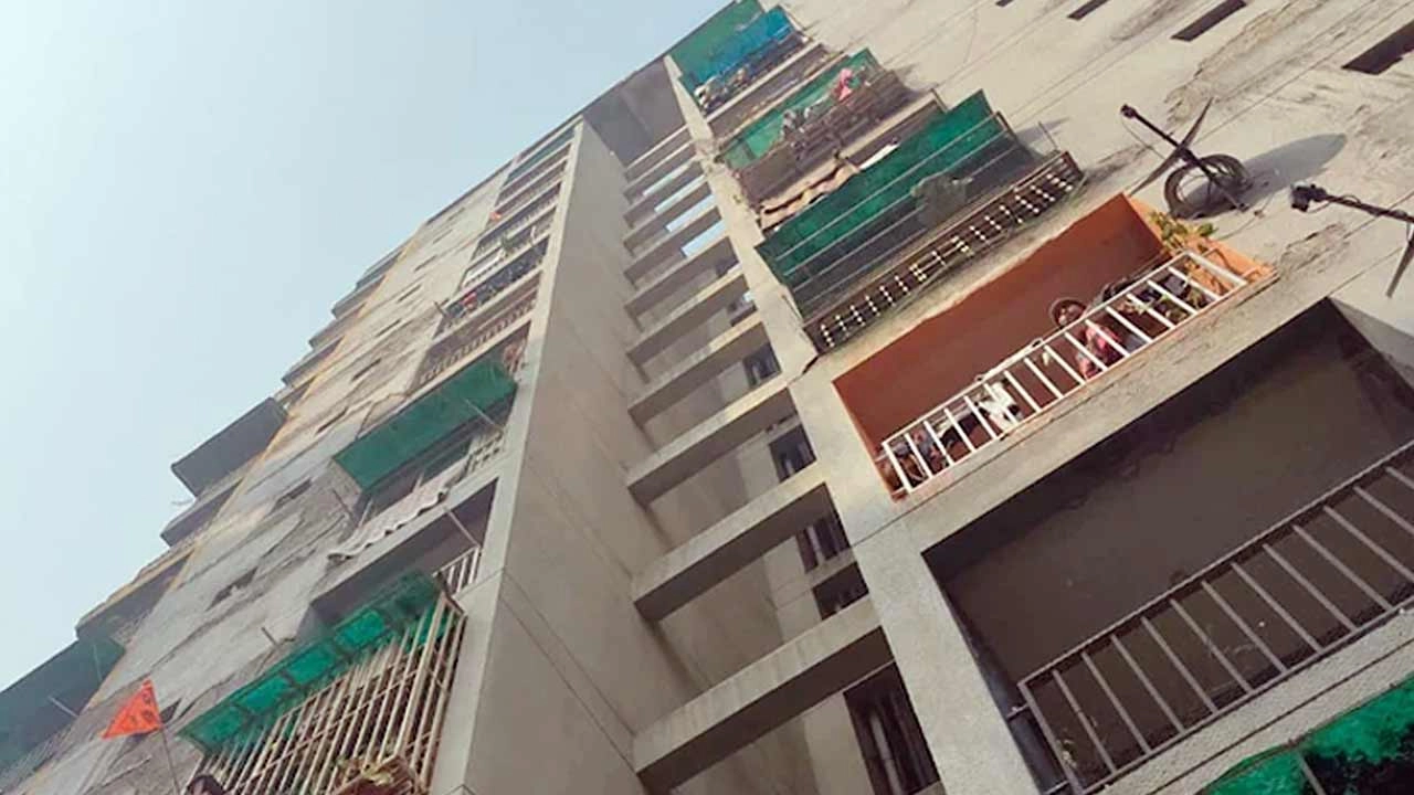 এই নবম তলার বাড়ি থেকে লাফিয়ে পড়ে তিন বোন