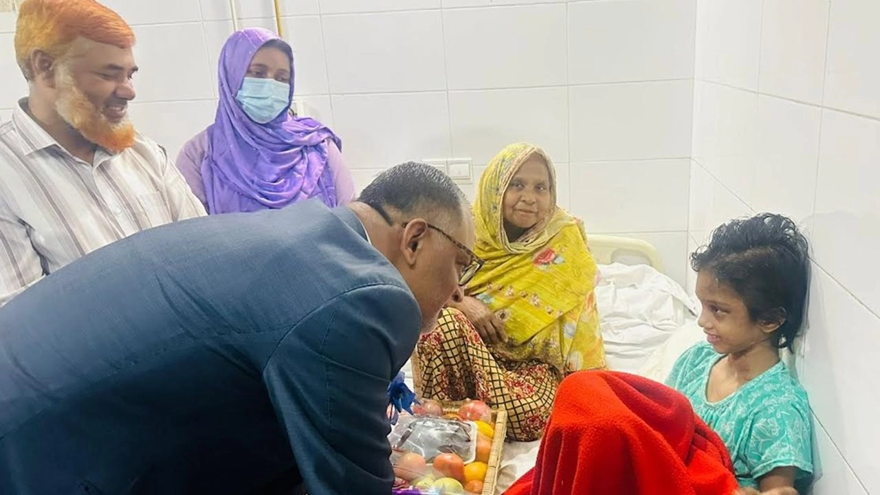 সেই শিশুকে দেখতে হাসপাতালে বিমান উপদেষ্টা