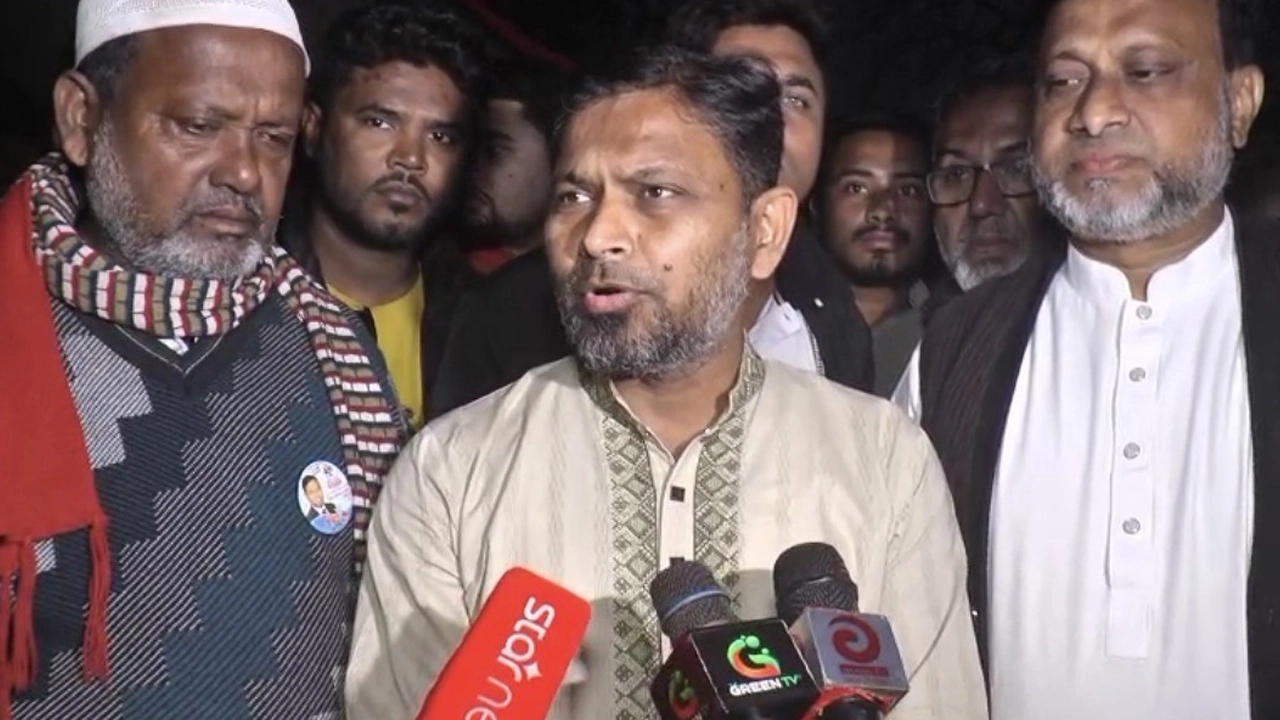 সাংবাদিকদের সঙ্গে কথা বলছেন জাকির হোসেন সরকার