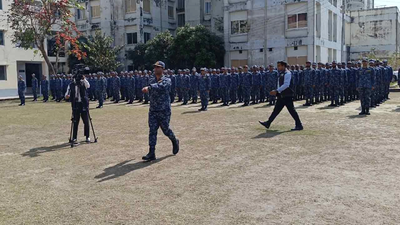 নৌবাহিনীর প্রধান এডমিরাল এম নাজমুল হাসান বরগুনায় পরিদর্শন