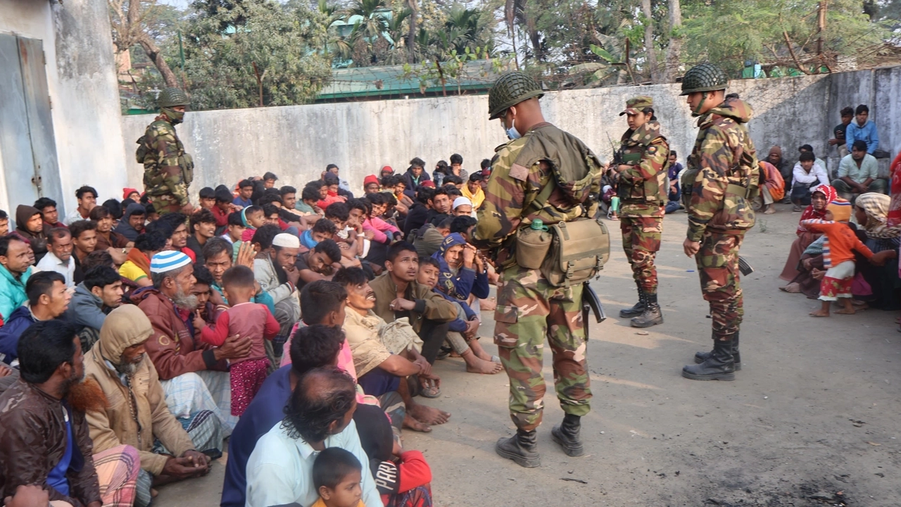 যৌথবাহিনীর অভিযানে ৩৪৫ জন রোহিঙ্গা আটক