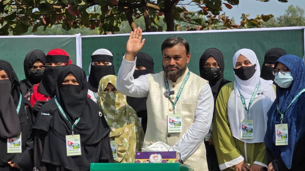 তরুণদের সঙ্গে দাঁড়িপাল্লার প্রার্থী আব্দুল্লাহ আল ফারুক