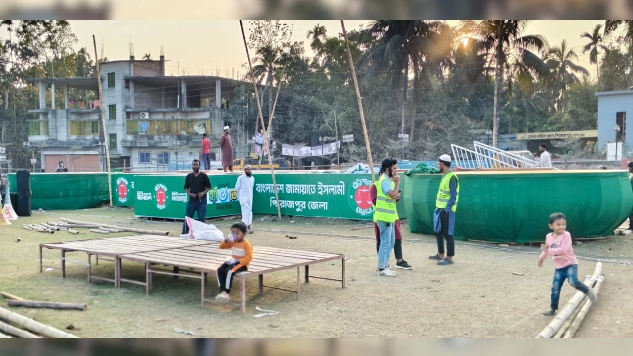 মঞ্চ নির্মাণে চলছে শেষ মুহূর্তের প্রস্তুতি