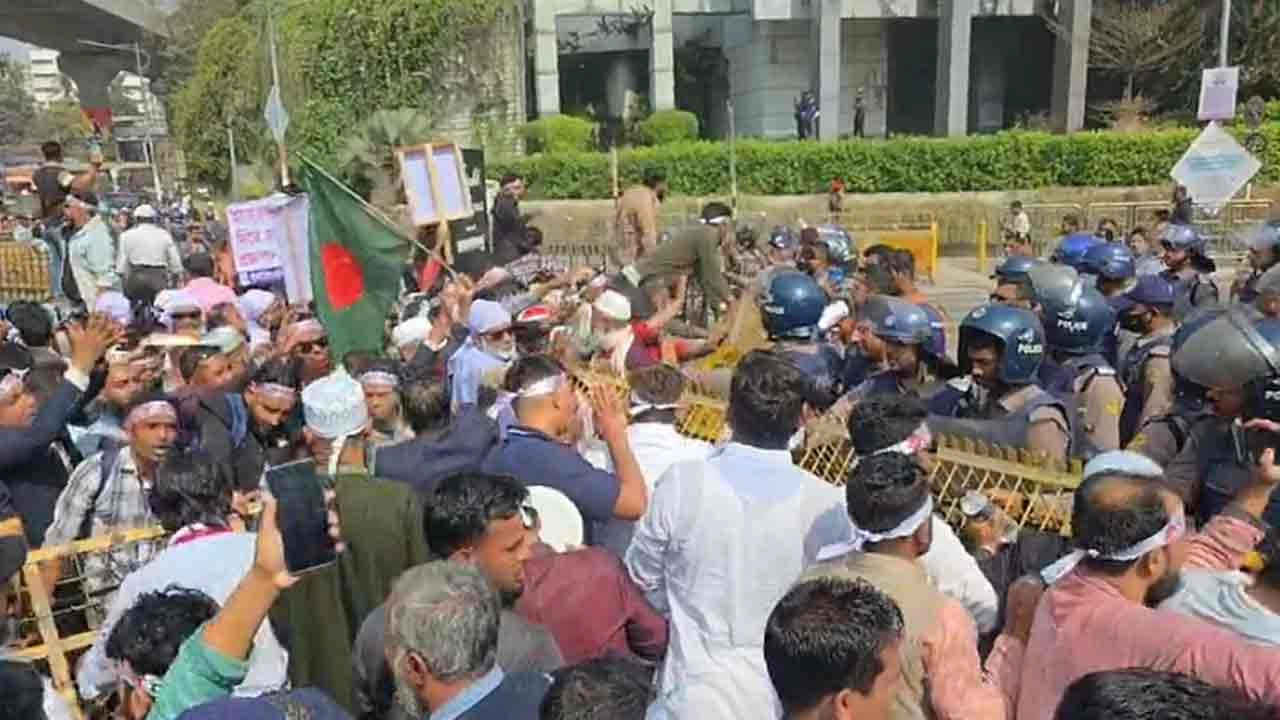 যমুনা অভিমুখে বিক্ষোভ করছেন সরকারি কর্মচারীরা। ছবি সংগৃহীত