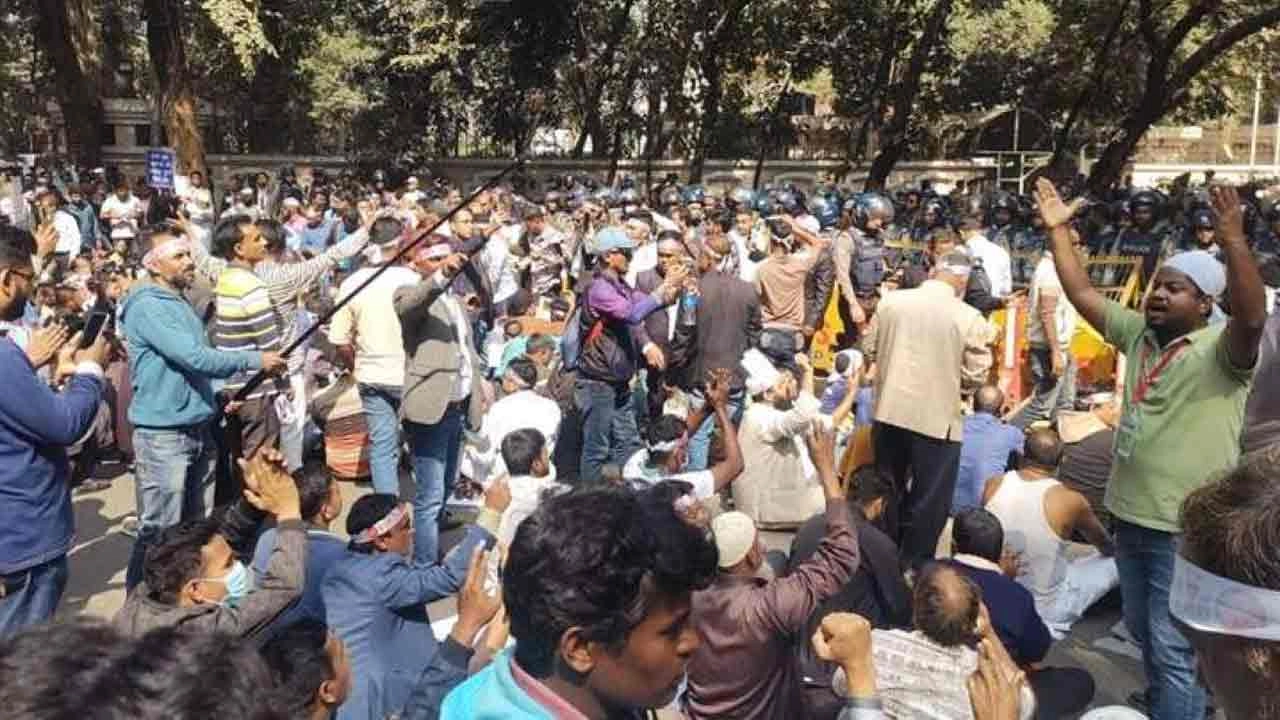 প্রধান উপদেষ্টার বাসভবন রাষ্ট্রীয় অতিথি ভবন যমুনার সামনে গিয়ে বসে পড়েছেন সরকারি কর্মচারীরা