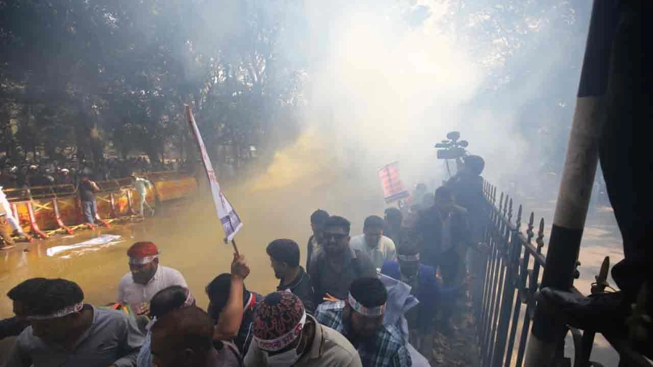 যমুনার সামনে সরকারি কর্মচারীদের ছত্রভঙ্গ করতে জলকামান ও সাউন্ড গ্রেনেড