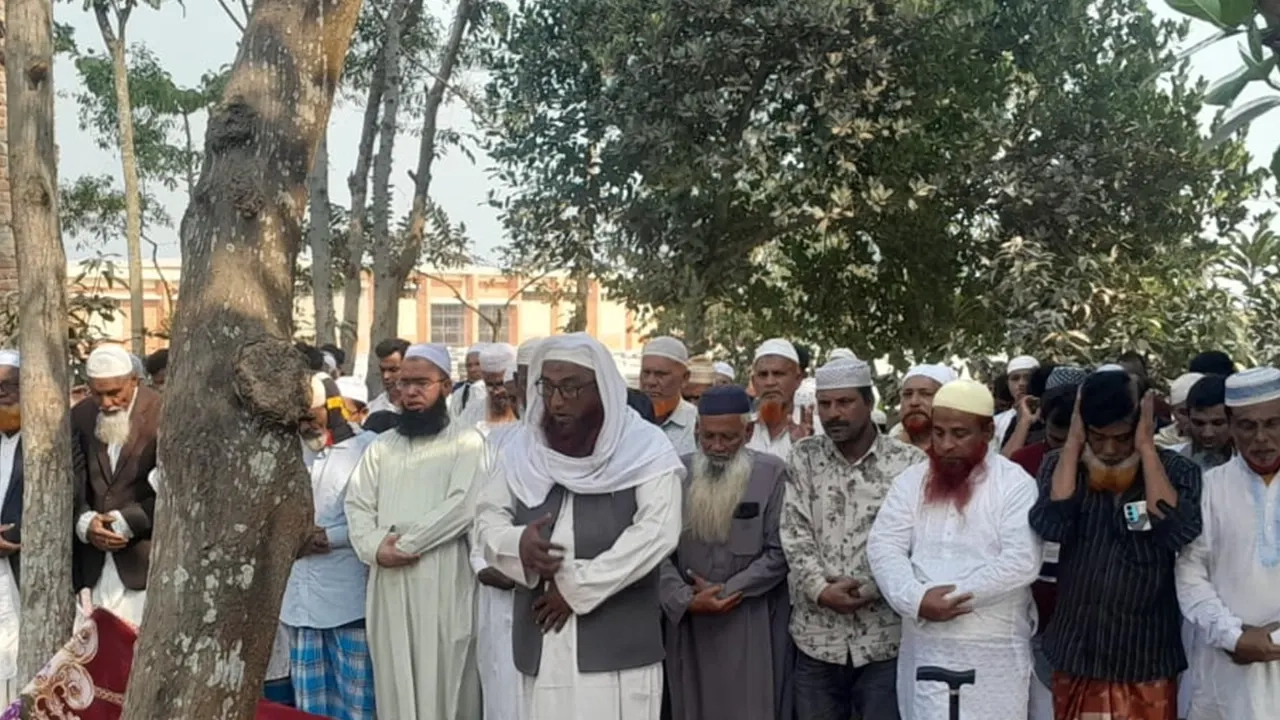 মতলব উত্তরের সিপাইকান্দি বাইতুল নূর জামে মসজিদ প্রাঙ্গণে জানাজা নামাজে অংশ নেন মুসল্লিরা
