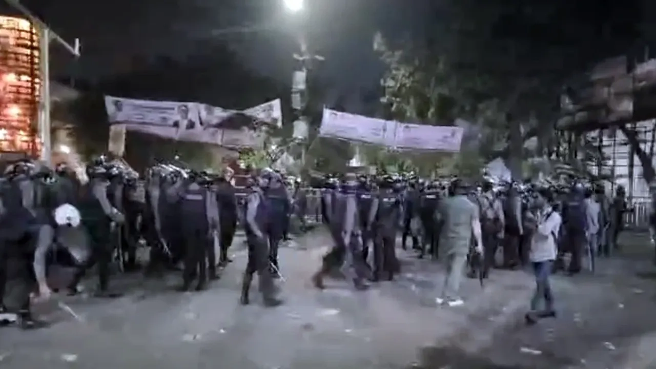 আবারও ইনকিলাব মঞ্চের নেতাকর্মীদের ওপর সাউন্ড গ্রেনেড ও টিয়ারগ্যাস নিক্ষেপ করেছে পুলিশ