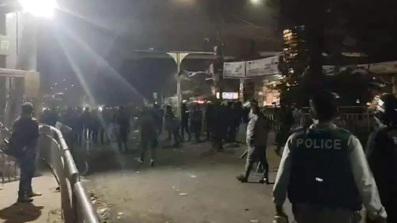 এবার দফায় দফায় সংঘর্ষ শাহবাগে, আন্দোলনকারী–পুলিশ মুখোমুখি