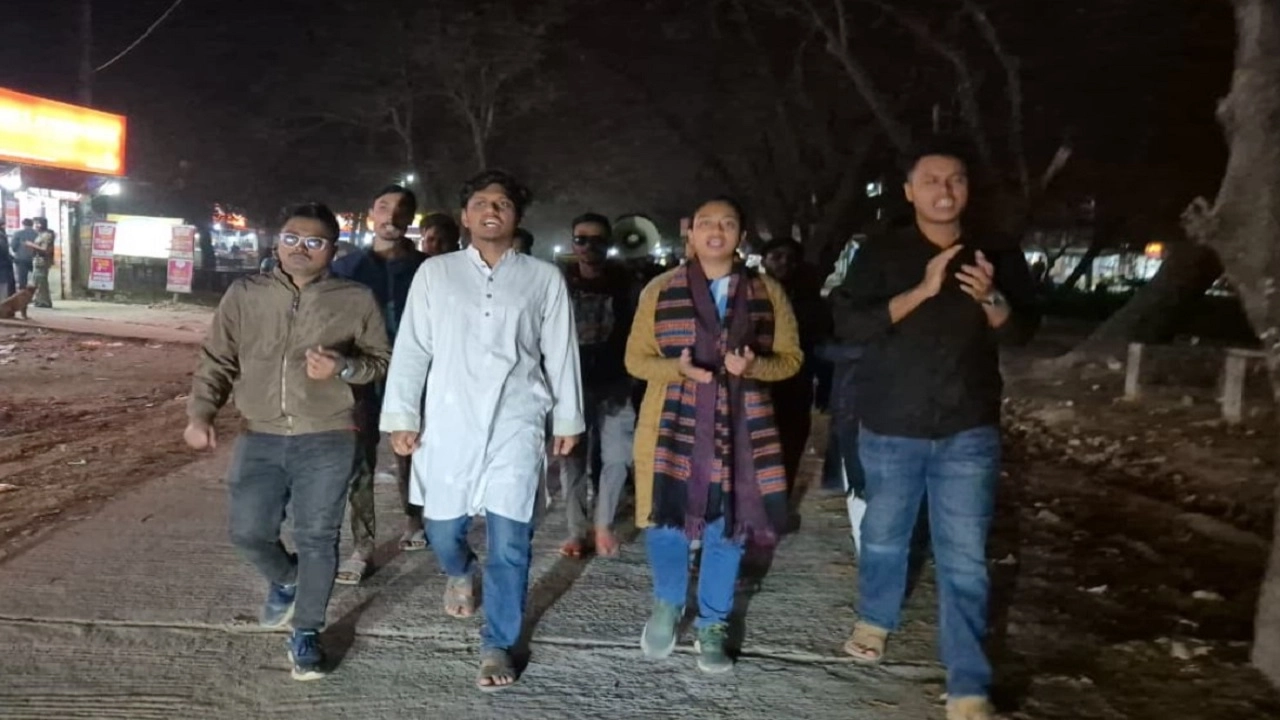 ইনকিলাব মঞ্চের ওপর পুলিশি হামলার প্রতিবাদে জাবি শাখা ছাত্রশক্তি বিক্ষোভ 