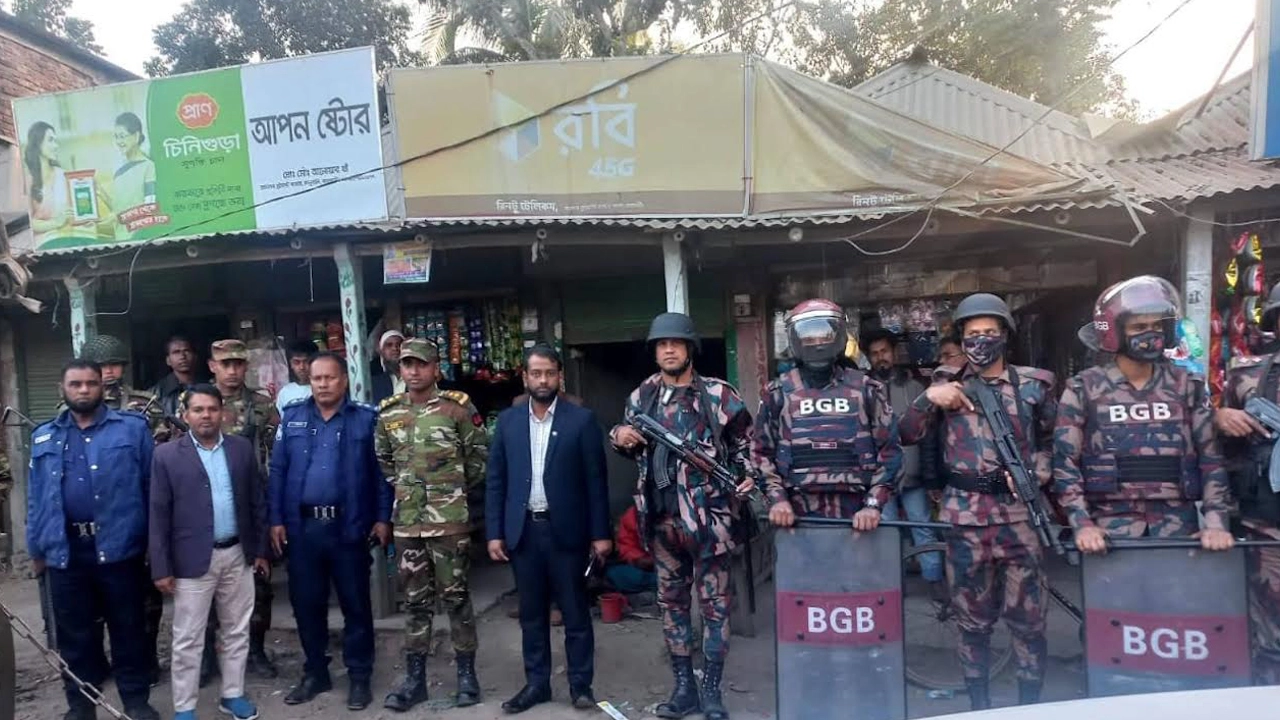 নির্বাচনী আচরণবিধি প্রতিপালন নিশ্চিতে কালুখালীতে যৌথ বাহিনীর টহল