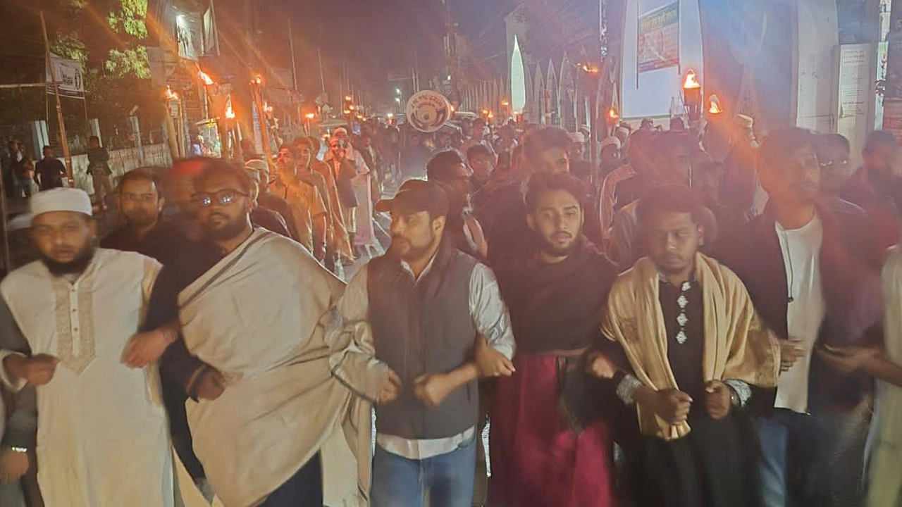 ইনকিলাব মঞ্চের নেতাকর্মীদের ওপর হামলার প্রতিবাদে নোয়াখালীতে মশাল মিছিল