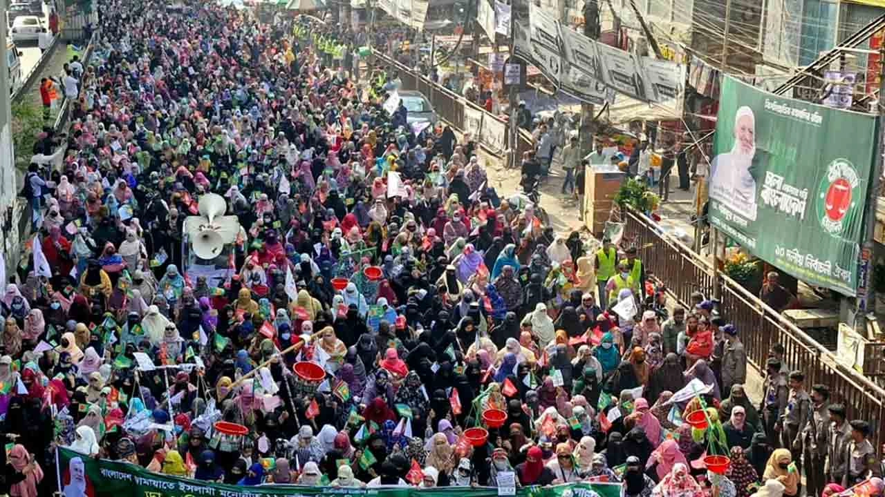 মিরপুরে নারী কর্মীদের নির্বাচনী মিছিল