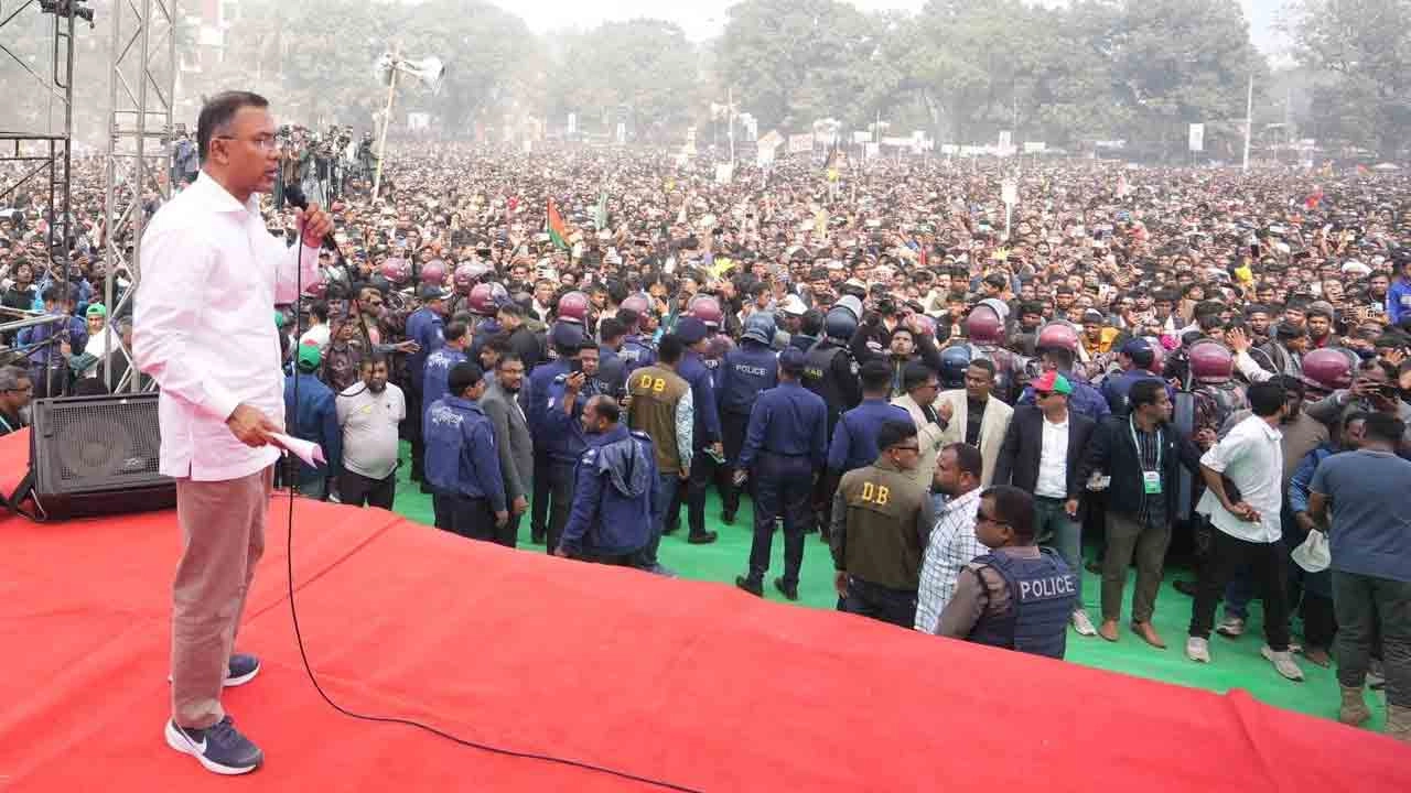 নির্বাচনী জনসভায় বক্তব্য রাখেন বিএনপির চেয়ারম্যান তারেক রহমান