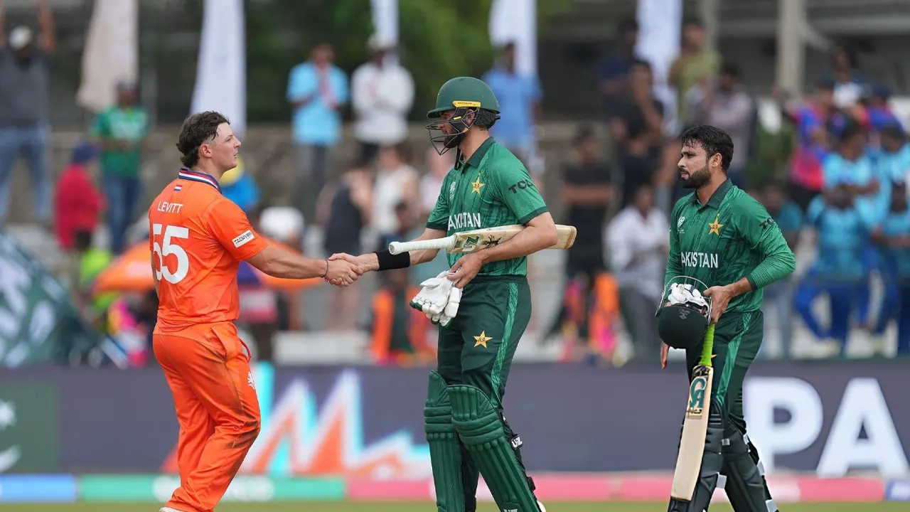 রুদ্ধশ্বাস জয়ে বিশ্বকাপ শুরু পাকিস্তানের 