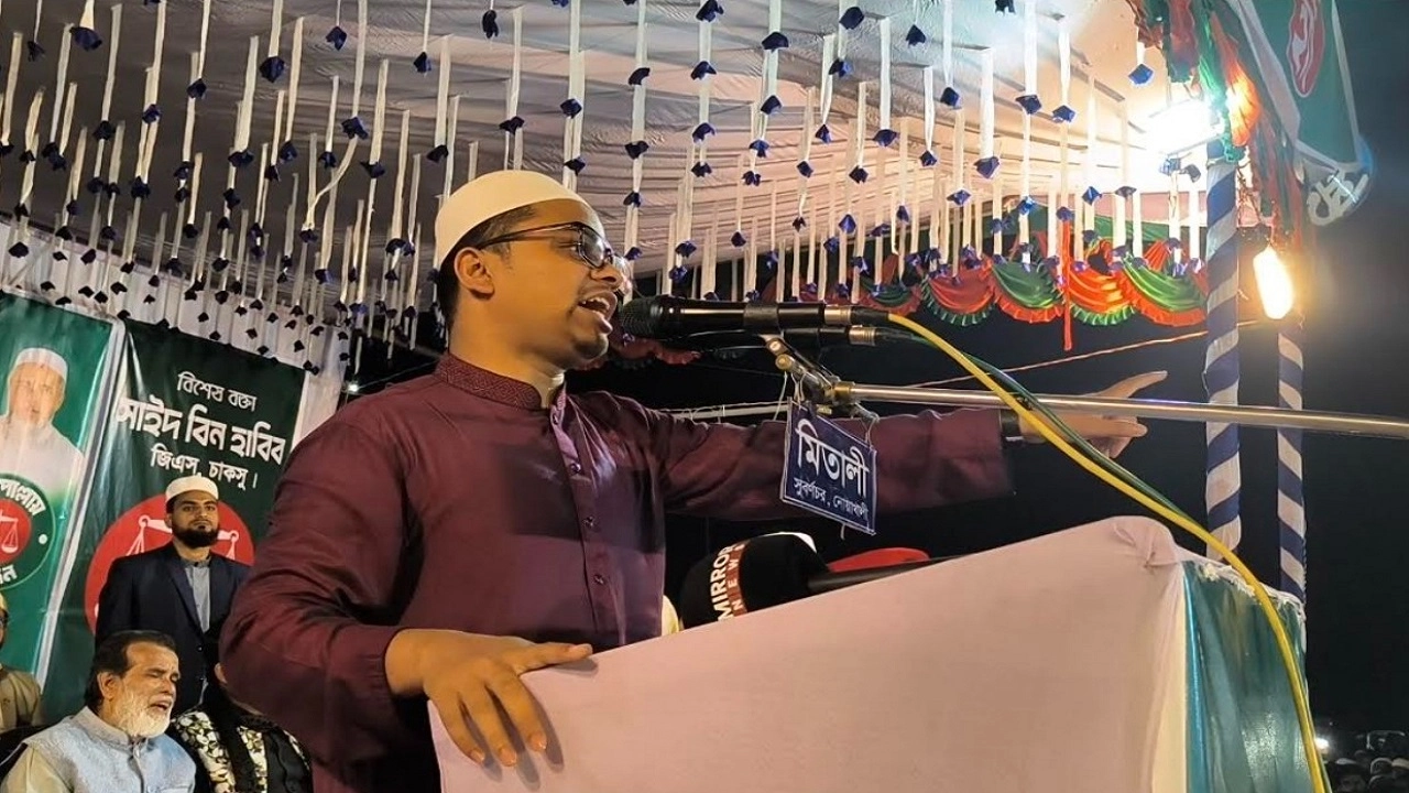 নোয়াখালীর সুবর্ণচর উপজেলার চরজব্বার ডিগ্রি কলেজ মাঠে ত্রয়োদশ জাতীয় সংসদ নির্বাচন উপলক্ষে আয়োজিত এক বিশাল জনসভায় এসএম ফরহাদ